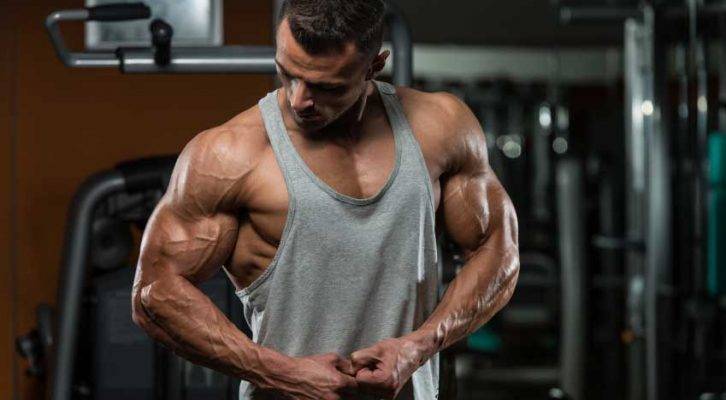Modi che attirano l'attenzione per muscoli con steroidi